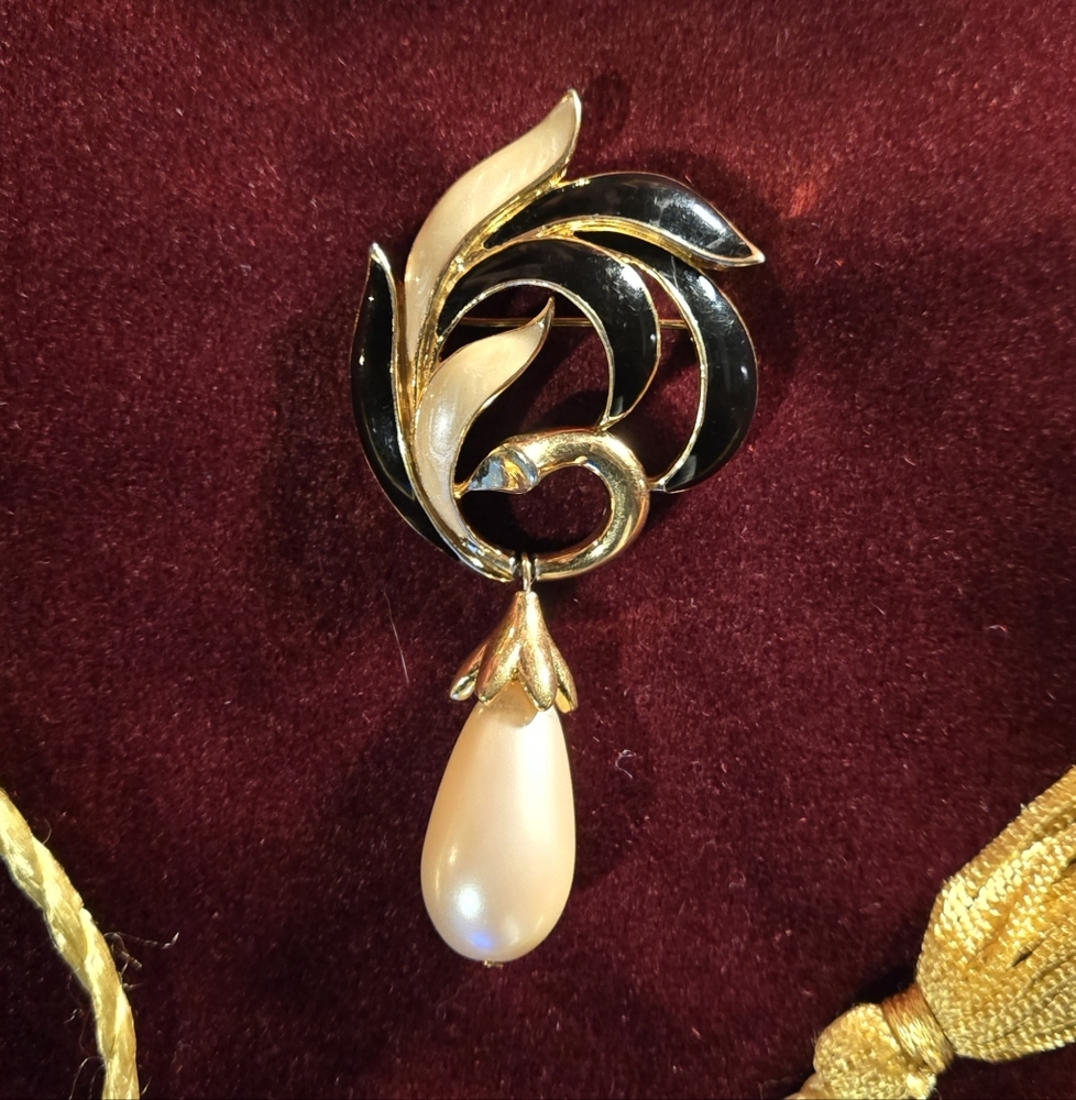 Trifari Brooch Pearl Drop Gold and Black with Cream Accent 3 inch
